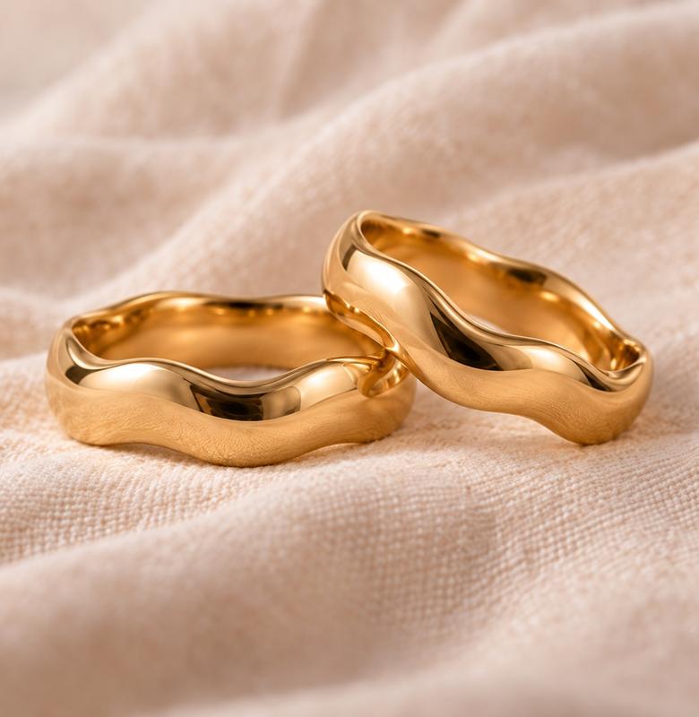 Mulher usando joias delicadas em ouro 18K sob luz natural.